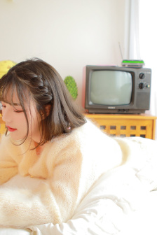 掀起礼服后摆挺入